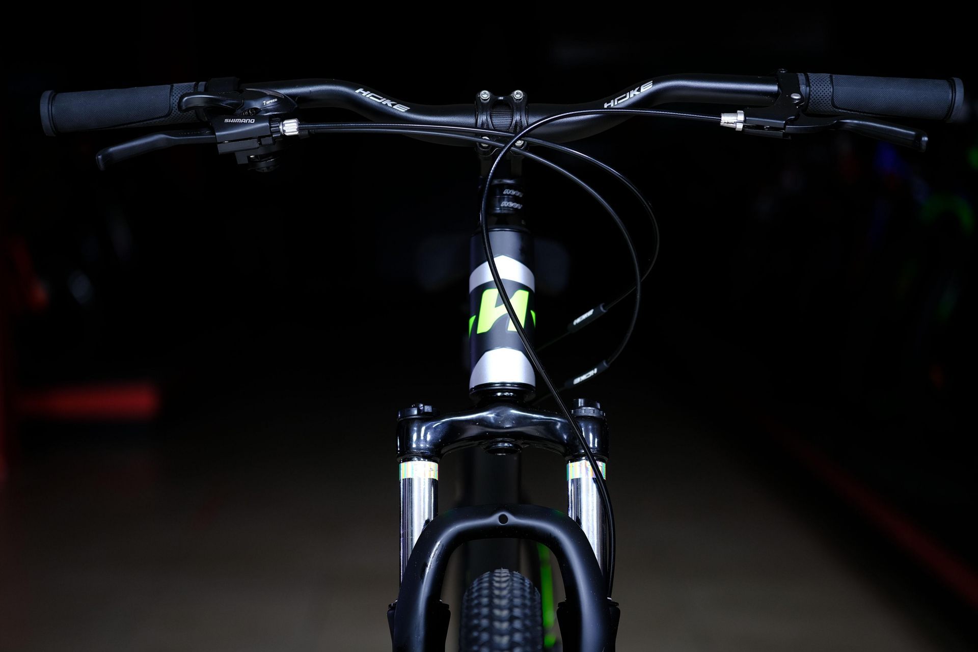 Вилка пружинно-эластомерная 80 mm с функцией регулировки и блокировки HOKE Shock 27,5 MD матовый чёрный-зелёный 17