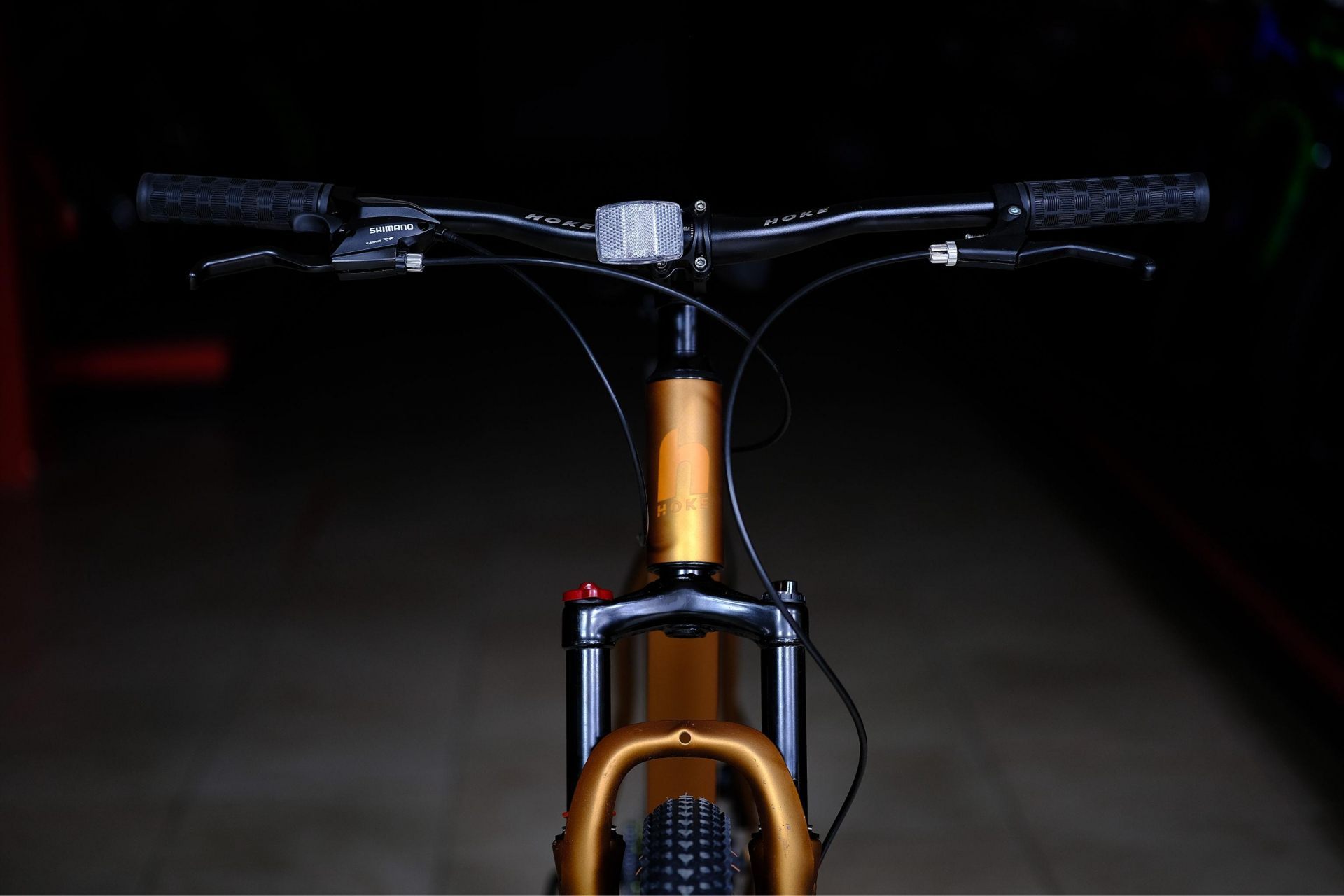 Вилка амортизационная пружинная 100 mm с функцией регулировки и блокировки хода (механическая блокировка) HOKE ONE WAY 29 матовый коричневый-золотой 21