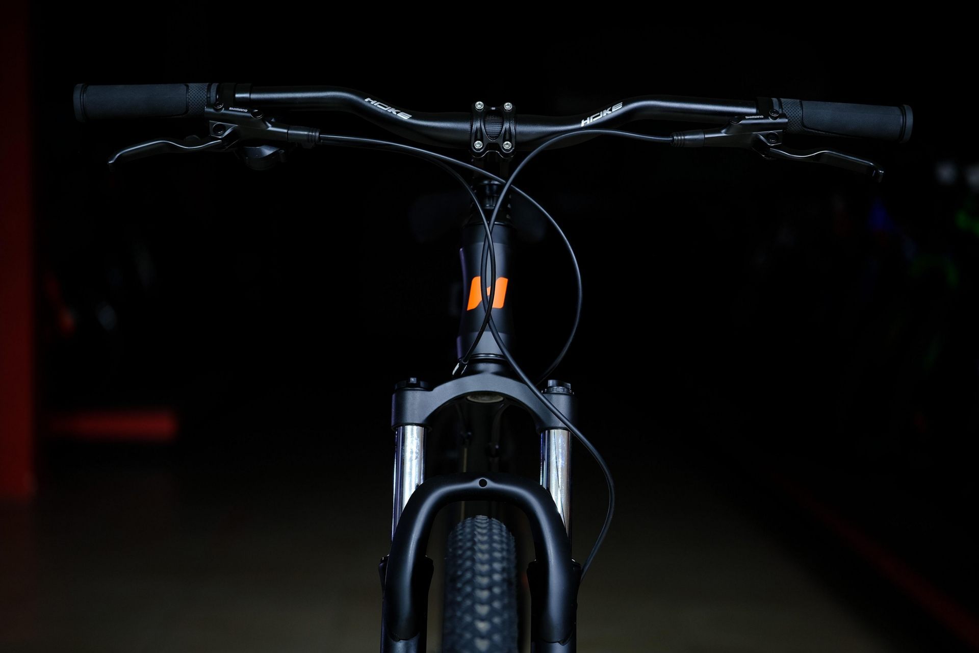 Вилка пружинно-эластомерная 100 mm с алюминиевой короной с функцией регулировки и блокировки хода (механическая блокировка MLO) HOKE 4 Way 29 HD матовый чёрный-оранжевый 21